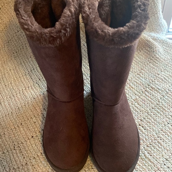 UGG Shoes - NWOB BROWN UGGS RIBBON BACK